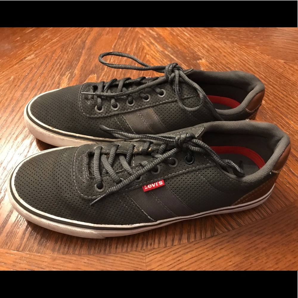 Comfortable Classic Levi’s Grey Lace Up Sneakers! - Picture 2 of 16